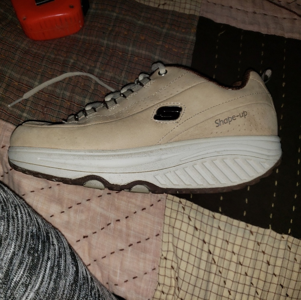 Skechers shape-ups size 7 in womens